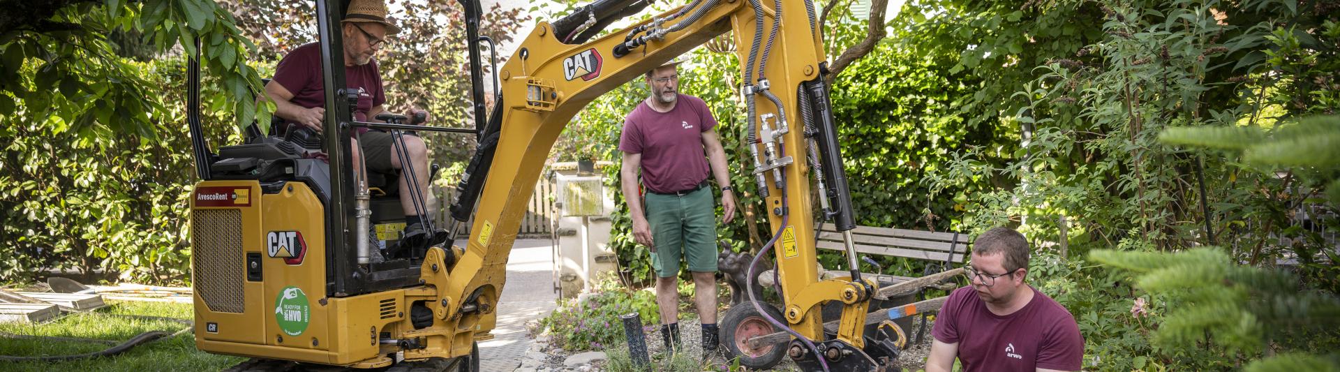 arwo-Team bei Gartenbauarbeiten mit Minibagger im Garten