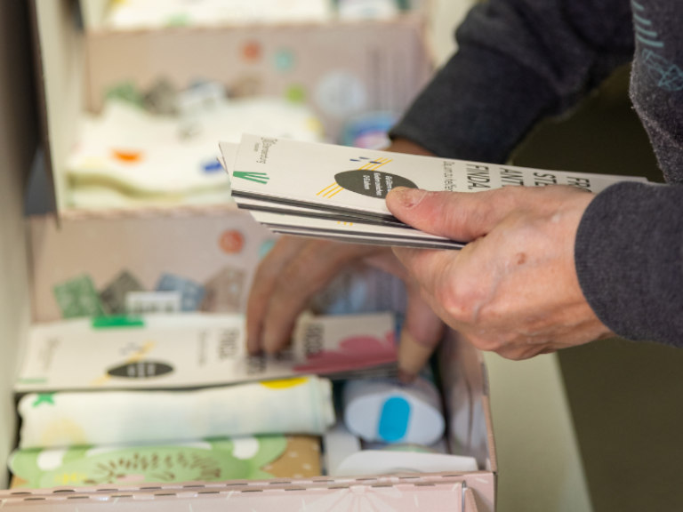 Manuelle Umkonfektionierung und Mailingarbeiten mit Falzen, Etikettieren und Versandvorbereitung