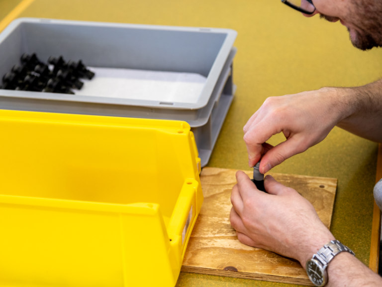 Einfache Montagearbeiten und Serienarbeiten im Industrieatelier mit Kleinteilmontage