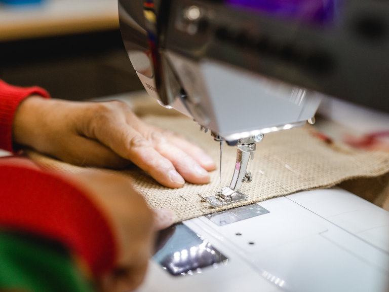 Präzise textile Verarbeitung an der Nähmaschine für Serien und Einzelanfertigungen