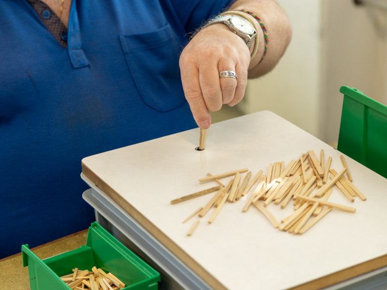 Sorgfältige Handmontage von Kleinbauteilen in der industriellen Produktion