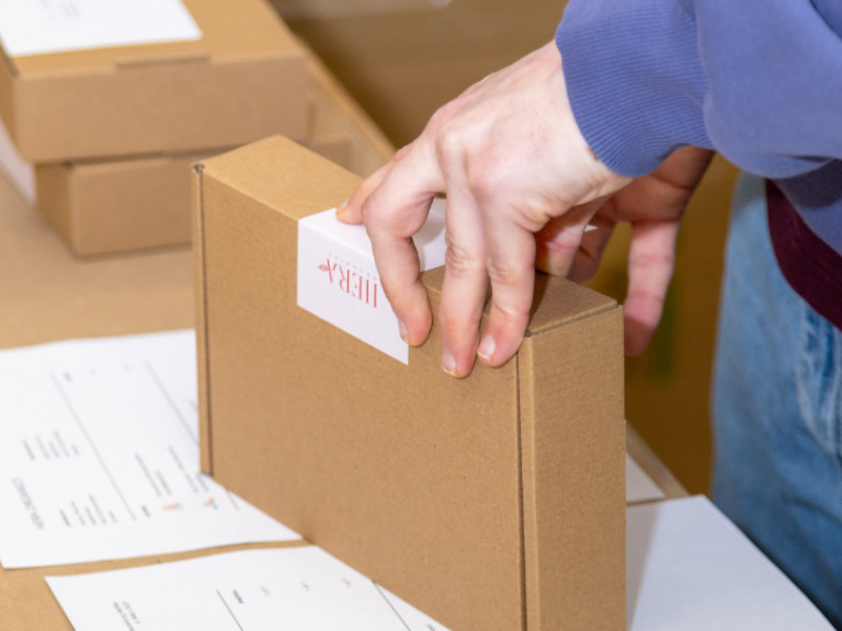 Kommissionierung und Versandlogistik im Webshop Fulfillment mit Etikettierung von Paketen