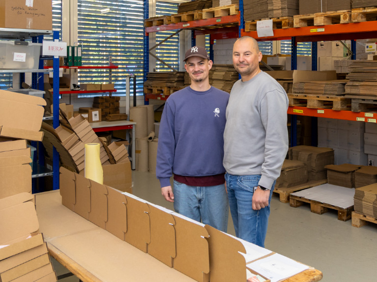 Logistikteam bei der Verpackung und Auftragsabwicklung im Webshop Fulfillment Lager