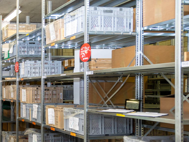 Professionelle Lagerung von Webshop Produkten im modernen Logistiklager mit Palettenregalen