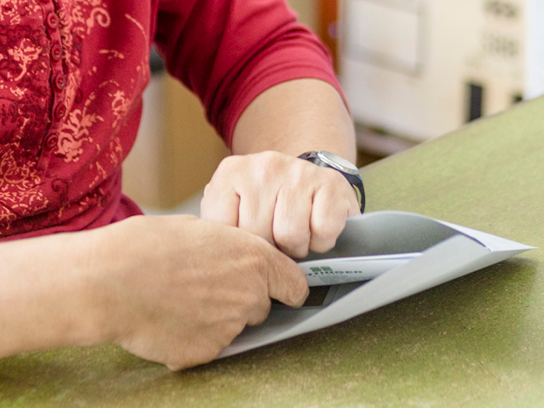 Mailing und Versandvorbereitung mit Kuvertieren, Falzen und Etikettieren von Drucksachen