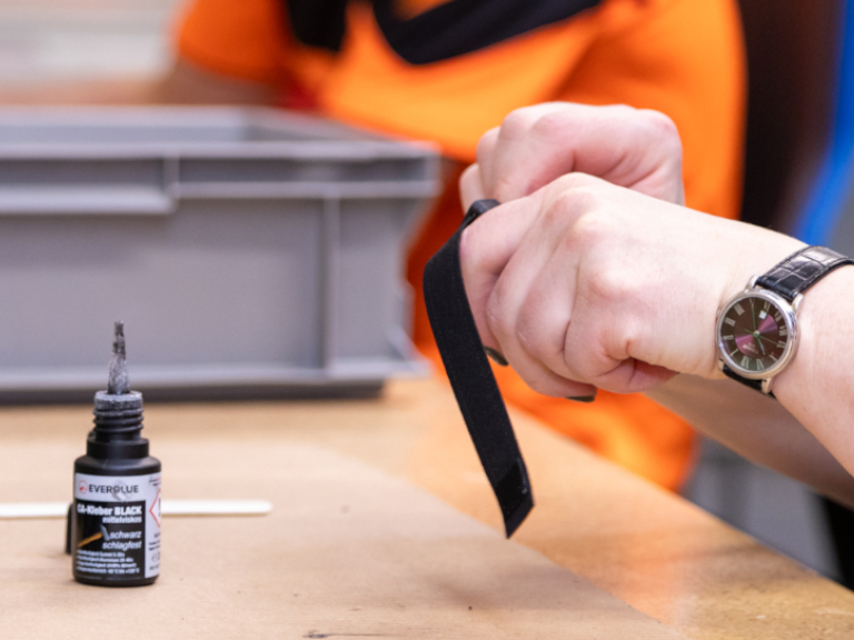 Spezialarbeiten wie Schrumpfen und Verschweissen von Folien in der professionellen Verpackungsdienstleistung